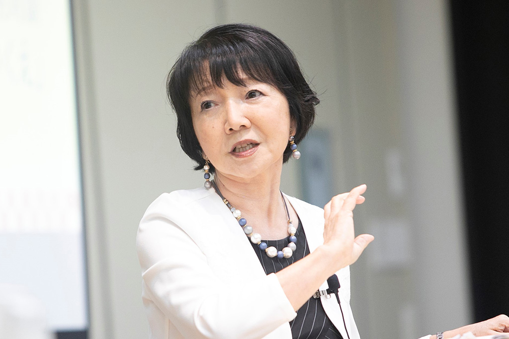「小説家というのは、他の人になって、意識や感性をどこかに飛ばします。不遜ながら、私が小町になって書いていきました。私は小町の十八首から彼女の人生を作りました。『百夜』は歌に導かれた小町の生涯への旅です」
