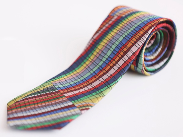 初めて商品化を実現したネクタイ。八重樫道代氏の「ワープロ」という作品がモチーフだ。東京・銀座の老舗ネクタイメーカー、田屋の職人が織り上げた