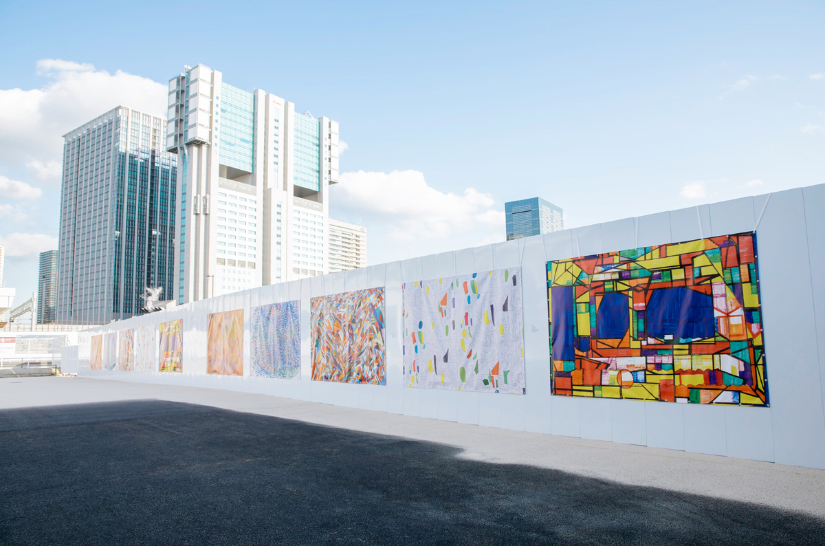 全日本仮囲いアートミュージアムの例。JR高輪ゲートウェイ駅で 2020年7月14日より約2カ月間、駅前の仮囲いに作品を展示した(写真:ヘラルボニー)