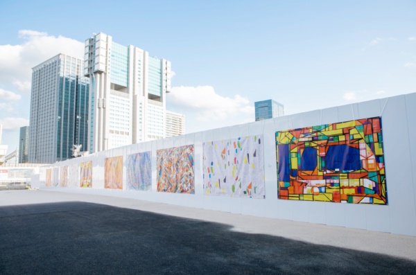 全日本仮囲いアートミュージアムの例。JR高輪ゲートウェイ駅で 2020年7月14日より約2カ月間、駅前の仮囲いに作品を展示した（写真：ヘラルボニー）