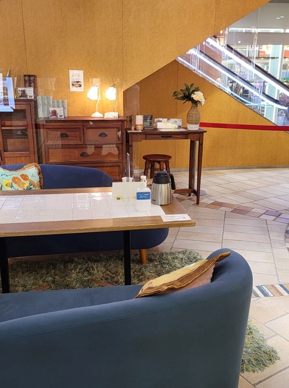アトレ恵比寿にあるインテリアショップB－COMPANYのソファとテーブルが置かれた「おもてなし書斎」。参加者にはハーブティーも振る舞われた（写真／雨宮百子）