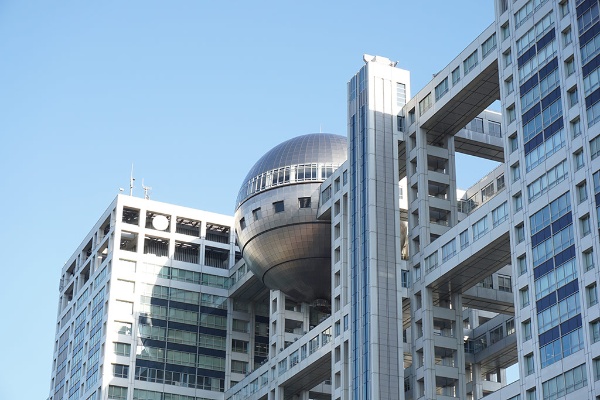 CMスポンサー減で経営環境悪化にさらされたフジHD。しかし、株価は上昇した(写真:SIN/stock.adobe.com) CMスポンサー減で経営環境悪化にさらされたフジHD。しかし、株価は上昇した(写真:SIN/stock.adobe.com)