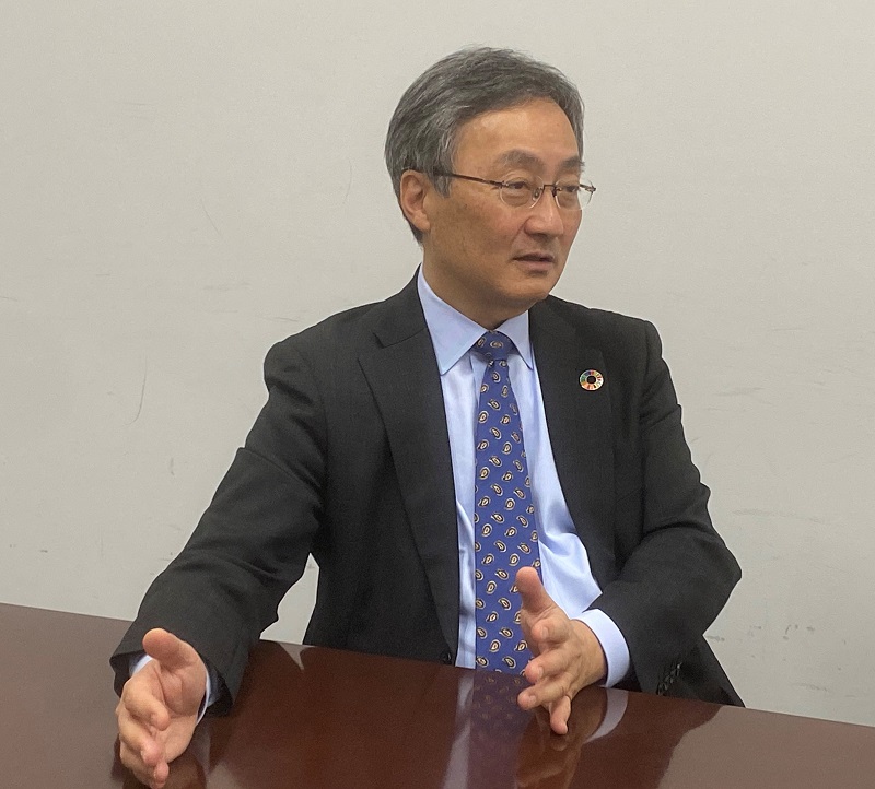 <span class="fontBold">渋澤健(しぶさわ・けん)氏<br/>シブサワ・アンド・カンパニー株式会社代表取締役</span><br>1961年生まれ。1987年UCLA大学でMBA取得。JPモルガン、ゴールドマン・サックス等を経て、米ヘッジファンド、ムーア・キャピタルの日本代表に就任。2001年に独立、シブサワ・アンド・カンパニー設立。2008年コモンズ投信を設立し、取締役会長に就任。経済同友会幹事、他。日本における資本主義の父と呼ばれる渋沢栄一は、祖父の祖父に当たる。著書に『渋沢栄一100の訓言』『渋沢栄一100の金言』(日経ビジネス人文庫)ほか多数。</a>