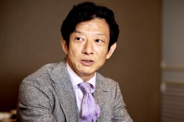「8000万人の日本人は、自動車がないと不便な世界で暮らしている」(柳瀬氏)<br/><br/><span class="fontBold">柳瀬博一(やなせ・ひろいち)氏<br/> 東京工業大学 リベラルアーツ研究教育院 教授(メディア論)</span><br>1964年静岡県生まれ。慶應義塾大学経済学部卒業後、日経マグロウヒル社(現・日経BP)に入社。「日経ビジネス」記者を経て単行本編集者として『小倉昌男 経営学』『日本美術応援団』『社長失格』『アー・ユー・ハッピー?』『流行人類学クロニクル』『養老孟司のデジタル昆虫図鑑』などを担当。その後「日経ビジネス」企画プロデューサー。TBSラジオ、ラジオNIKKEI、渋谷のラジオでパーソナリティーとしても活動。2018年3月日経BPを退社、同4月より現職に。著書に『国道16号線 「日本」を創った道』(新潮社)、共著に『インターネットが普及したら、僕たちが原始人に戻っちゃったわけ』(晶文社)、『「奇跡の自然」の守りかた』(ちくまプリマー新書)、『混ぜる教育』(日経BP)。(写真提供:新潮社)</a>