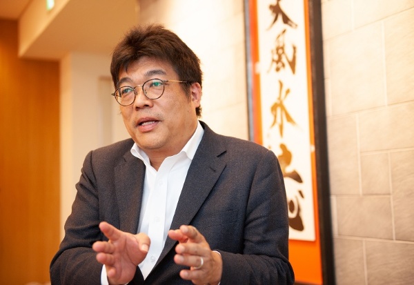 「『通勤』のないことが自分にもメンバーにも大きなインセンティブ」(藤野氏)<br/><br/><span class="fontBold">藤野英人(ふじの・ひでと)氏<br/> レオス・キャピタルワークス株式会社 代表取締役会長兼社長・最高投資責任者</span><br>1966年富山県生まれ。1990年早稲田大学法学部卒業。国内・外資大手投資運用会社でファンドマネージャーを歴任後、2003年レオス・キャピタルワークス創業。主に日本の成長企業に投資する株式投資信託「ひふみ投信」シリーズを運用。JPXアカデミーフェロー、東京理科大学上席特任教授、早稲田大学政治経済学部非常勤講師。一般社団法人投資信託協会理事。著書に『投資家みたいに生きろ』(ダイヤモンド社)、『投資家が「お金」よりも大切にしていること』(星海社新書)、『お金を話そう。』(弘文堂)、『投資レジェンドが教えるヤバい会社』(日経ビジネス人文庫)など多数。(写真提供:レオス・キャピタルワークス)</a>