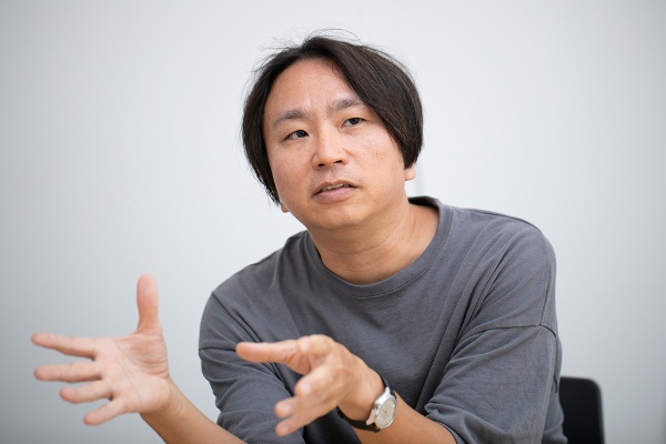 上田岳弘氏 1979年兵庫県生まれ。早稲田大学法学部を卒業後、IT企業の創業に参画し、現在は役員を務める。2013年『太陽』で第45回新潮新人賞を受賞しデビュー。2015年『私の恋人』で第28回三島由紀夫賞、2018年『塔と重力』で第68回芸術選奨文部科学大臣新人賞、2019年『ニムロッド』で第160回芥川龍之介賞、2022年『旅のない』で第46回川端康成文学賞を受賞。著書に『太陽・惑星』『私の恋人』『異郷の友人』『塔と重力』『ニムロッド』『キュー』『旅のない』『引力の欠落』がある。