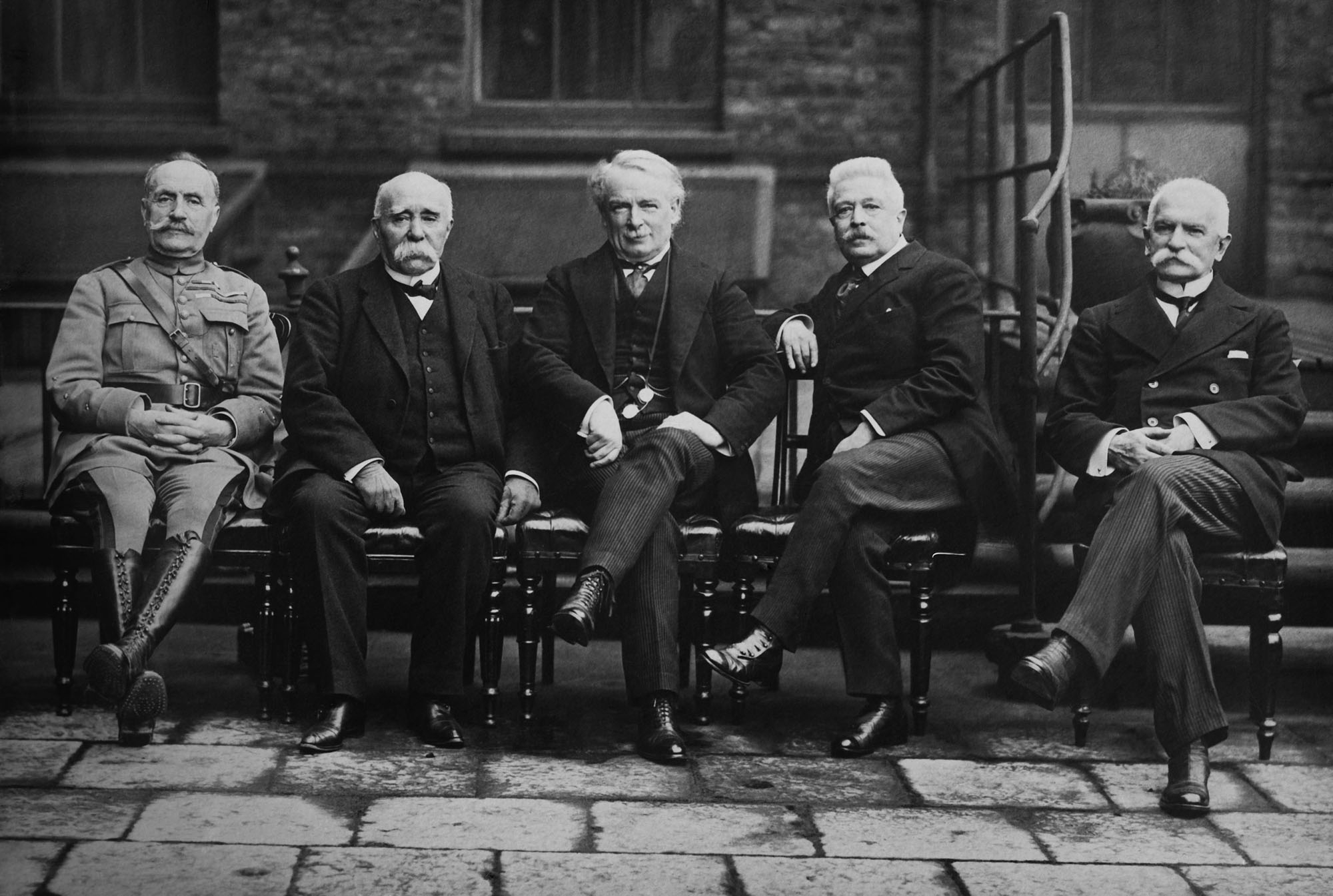 ヴェルサイユ条約が締結されたパリ講和会議でのイギリス、イタリアの首相ら（写真／shutterstock）