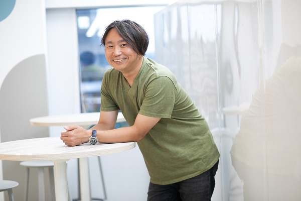 上田岳弘氏 1979年兵庫県生まれ。早稲田大学法学部を卒業後、IT企業の創業に参画し、現在は役員を務める。2013年『太陽』で第45回新潮新人賞を受賞しデビュー。2015年『私の恋人』で第28回三島由紀夫賞、2018年『塔と重力』で第68回芸術選奨文部科学大臣新人賞、2019年『ニムロッド』で第160回芥川龍之介賞、2022年『旅のない』で第46回川端康成文学賞、2024年『最愛の』で第30回島清恋愛文学賞をそれぞれ受賞。著書に『太陽・惑星』『私の恋人』『異郷の友人』『塔と重力』『ニムロッド』『キュー』『旅のない』『引力の欠落』『K+ICO』がある。 上田岳弘氏 1979年兵庫県生まれ。早稲田大学法学部を卒業後、IT企業の創業に参画し、現在は役員を務める。2013年『太陽』で第45回新潮新人賞を受賞しデビュー。2015年『私の恋人』で第28回三島由紀夫賞、2018年『塔と重力』で第68回芸術選奨文部科学大臣新人賞、2019年『ニムロッド』で第160回芥川龍之介賞、2022年『旅のない』で第46回川端康成文学賞、2024年『最愛の』で第30回島清恋愛文学賞をそれぞれ受賞。著書に『太陽・惑星』『私の恋人』『異郷の友人』『塔と重力』『ニムロッド』『キュー』『旅のない』『引力の欠落』『K+ICO』がある。