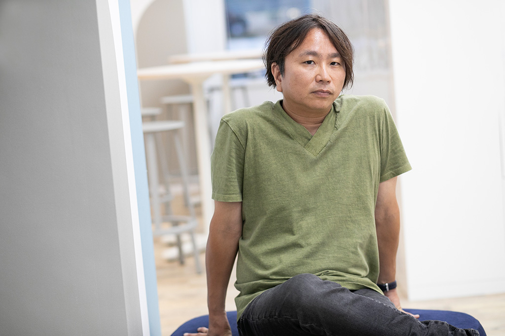上田岳弘氏　1979年兵庫県生まれ。早稲田大学法学部を卒業後、IT企業の創業に参画し、現在は役員を務める。2013年『太陽』で第45回新潮新人賞を受賞しデビュー。2015年『私の恋人』で第28回三島由紀夫賞、2018年『塔と重力』で第68回芸術選奨文部科学大臣新人賞、2019年『ニムロッド』で第160回芥川龍之介賞、2022年『旅のない』で第46回川端康成文学賞、2024年『最愛の』で第30回島清恋愛文学賞をそれぞれ受賞。著書に『太陽・惑星』『私の恋人』『異郷の友人』『塔と重力』『ニムロッド』『キュー』『旅のない』『引力の欠落』『K＋ICO』がある。