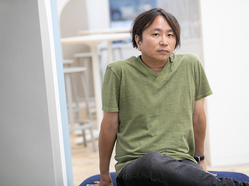 上田岳弘　バラバラになった社会に「遅効性の影響力」をあえて投じる