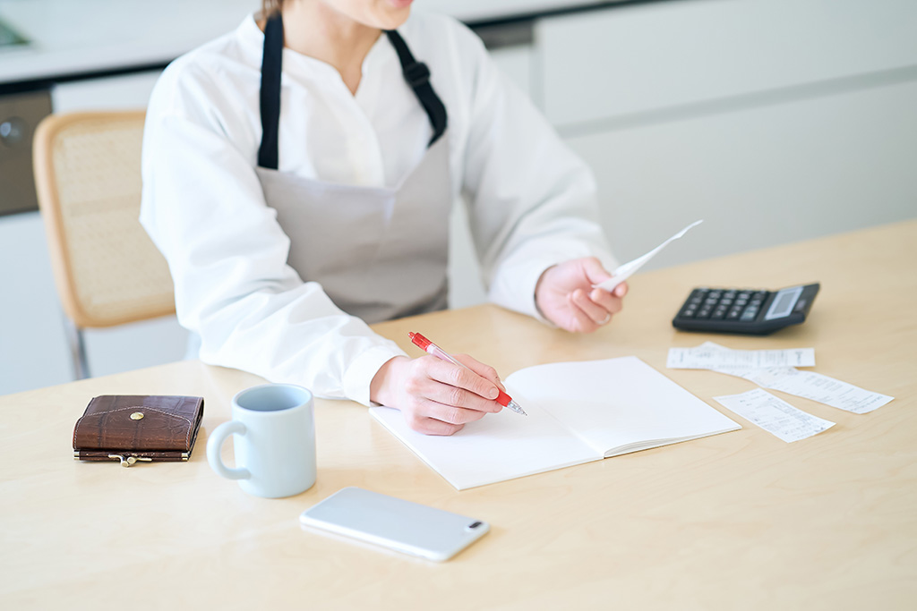 海外から輸入する原材料の高騰で食品などの価格も上がっている（写真：maru54／stock.adobe.com）