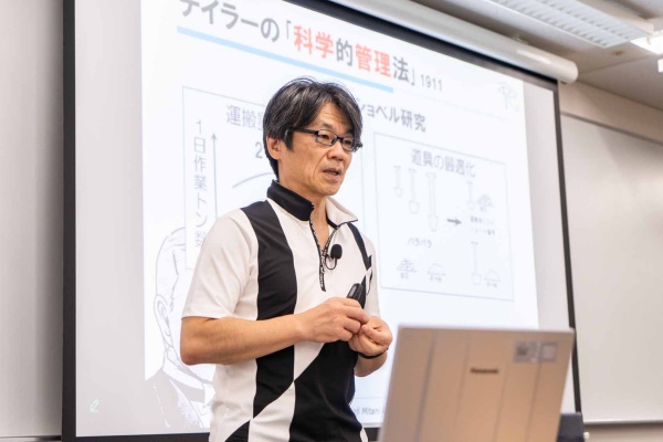 講演で話す三谷宏治さん(写真:尾関祐治) 講演で話す三谷宏治さん(写真:尾関祐治)