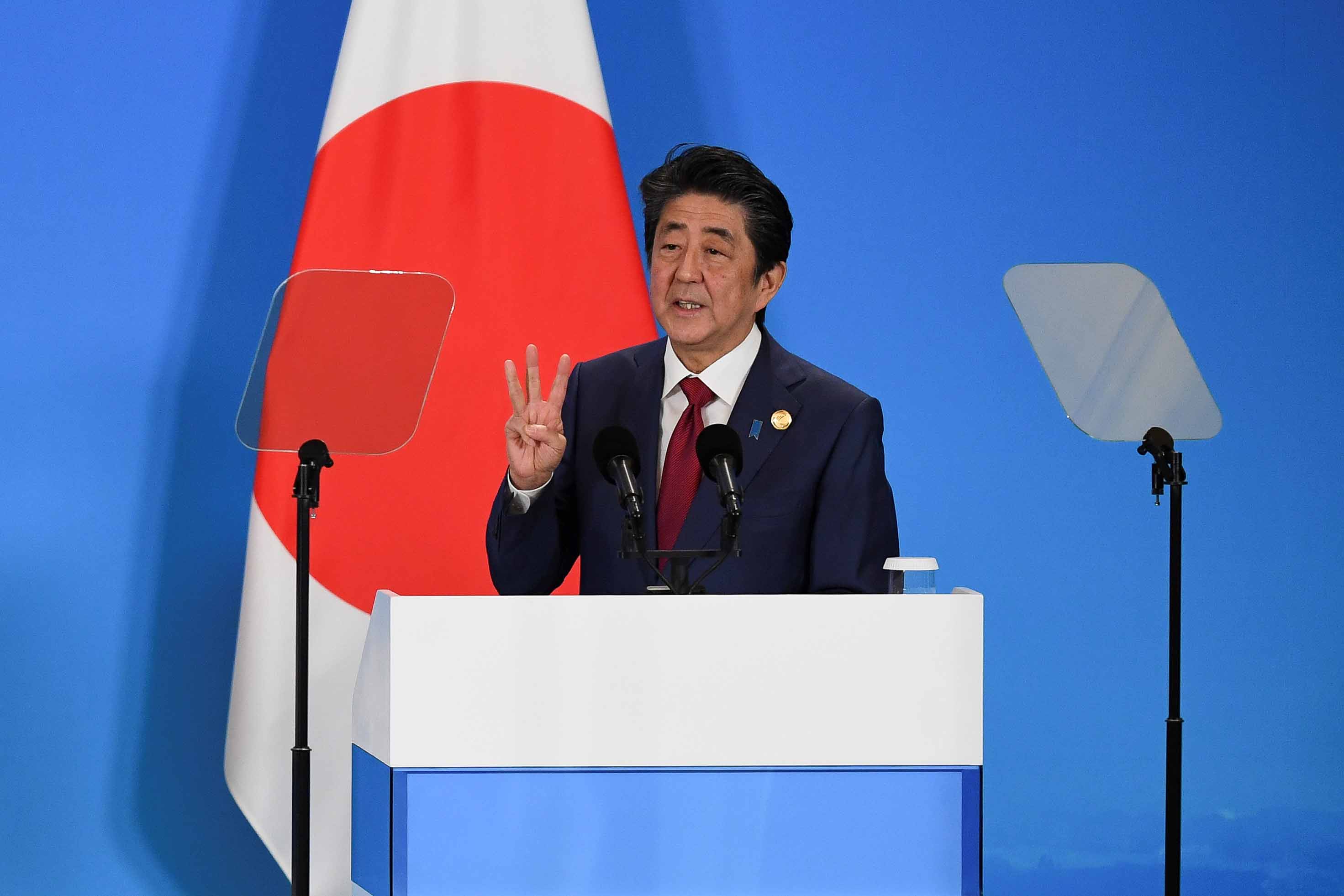 日中韓サミットで記者会見する安倍晋三首相（当時、2019年12月）（写真：代表撮影／ロイター／アフロ）