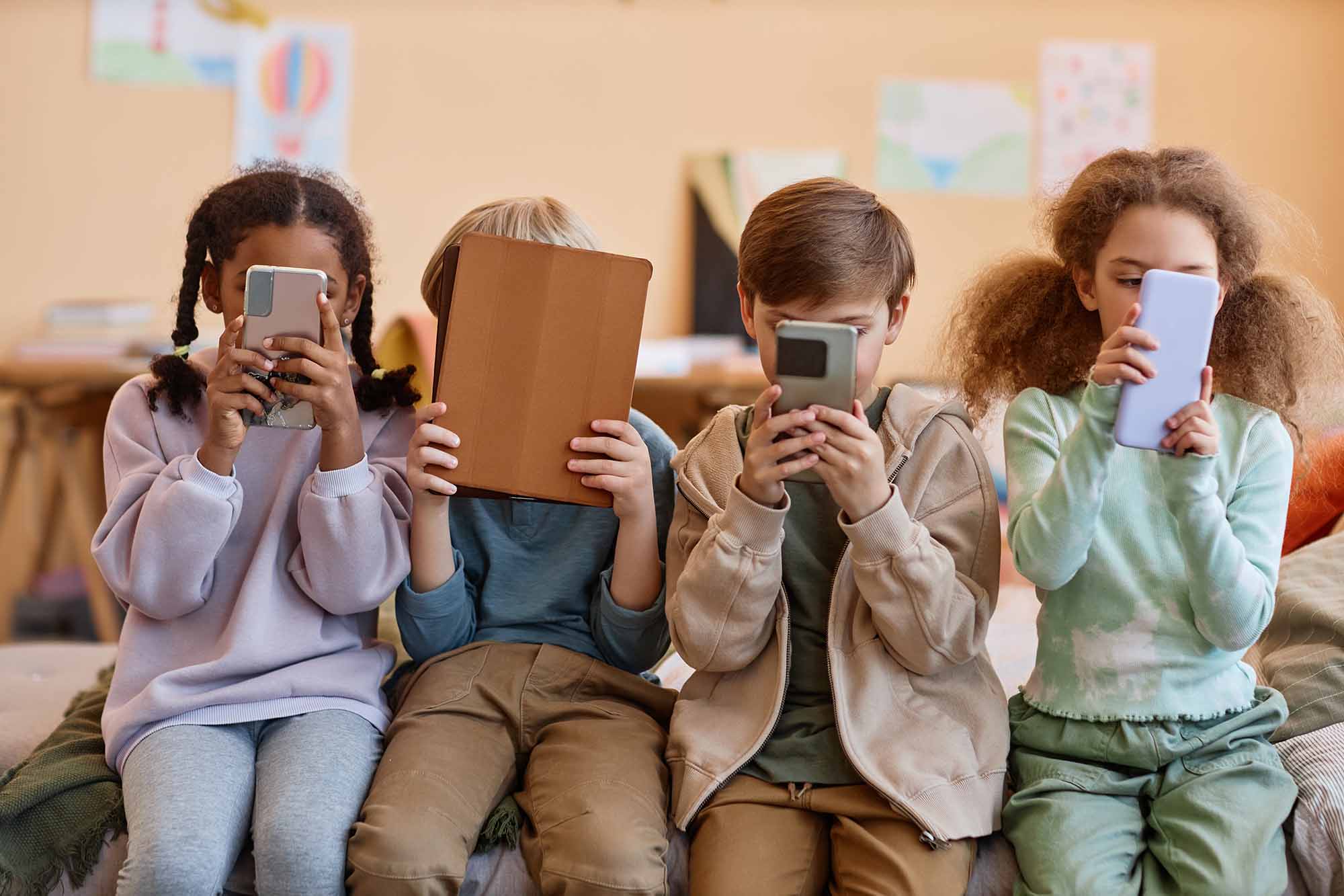子どものスクリーンタイムをどうにか減らしたいと悩む親御さんは多い(写真:Seventyfour/stock.adobe.com) 子どものスクリーンタイムをどうにか減らしたいと悩む親御さんは多い(写真:Seventyfour/stock.adobe.com)