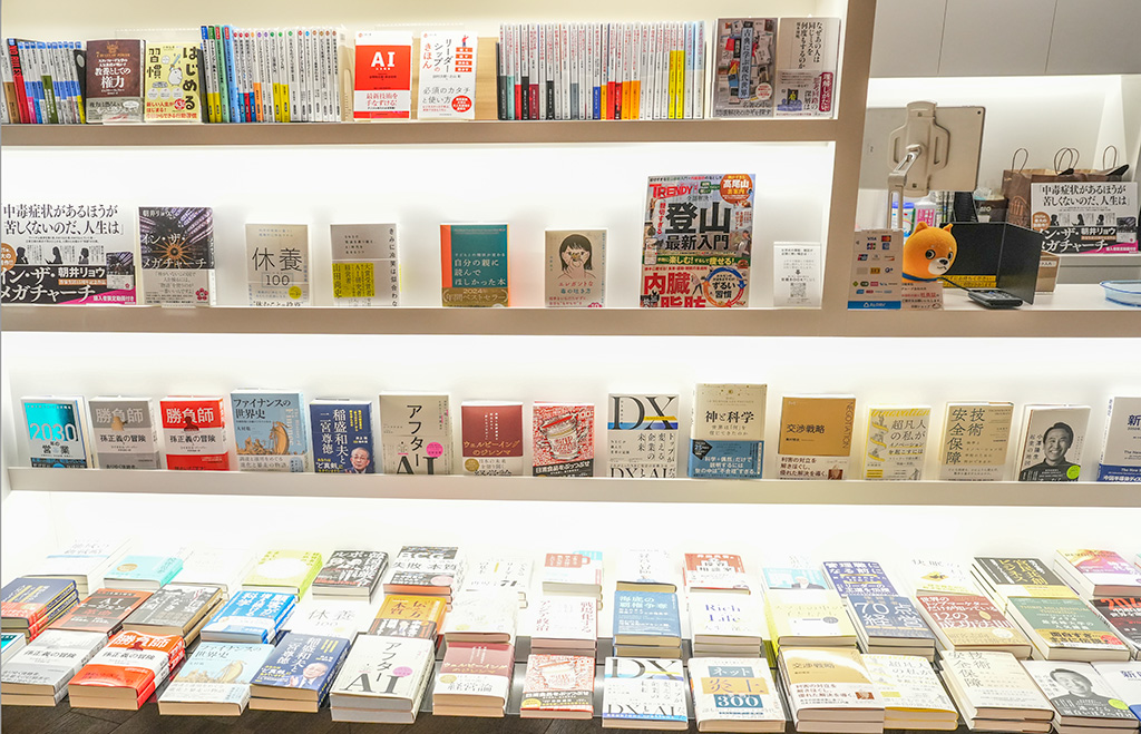 日本経済新聞東京本社2階のNIKKEI SHOP。「日経の本」や日経マネーほか日経の雑誌が購入できる