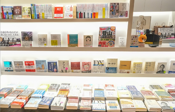 日本経済新聞東京本社2階のNIKKEI SHOP。「日経の本」や日経マネーほか日経の雑誌が購入できる 日本経済新聞東京本社2階のNIKKEI SHOP。「日経の本」や日経マネーほか日経の雑誌が購入できる