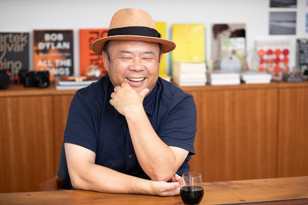 「バースデーサプライズを仕掛けられたよ」とエピソードをAIバディに伝えておけば、後でそのエピソードからお店を教えてくれるだろうと説明する孫泰蔵さん 「バースデーサプライズを仕掛けられたよ」とエピソードをAIバディに伝えておけば、後でそのエピソードからお店を教えてくれるだろうと説明する孫泰蔵さん
