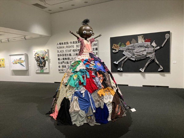 捨てられた衣服を使った作品も出展。大量生産・大量消費社会を生きる私たちへ警鐘を鳴らしている