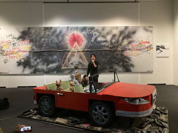 2022年9月10日~11月6日まで上野の森美術館で「長坂真護展 Still A “BLACK” STAR」を開催。アグボグブロシーに集積した廃棄物を、アートへと昇華させた作品が多数展示されている。中央に立つのは、スラム撲滅への思いを語る長坂