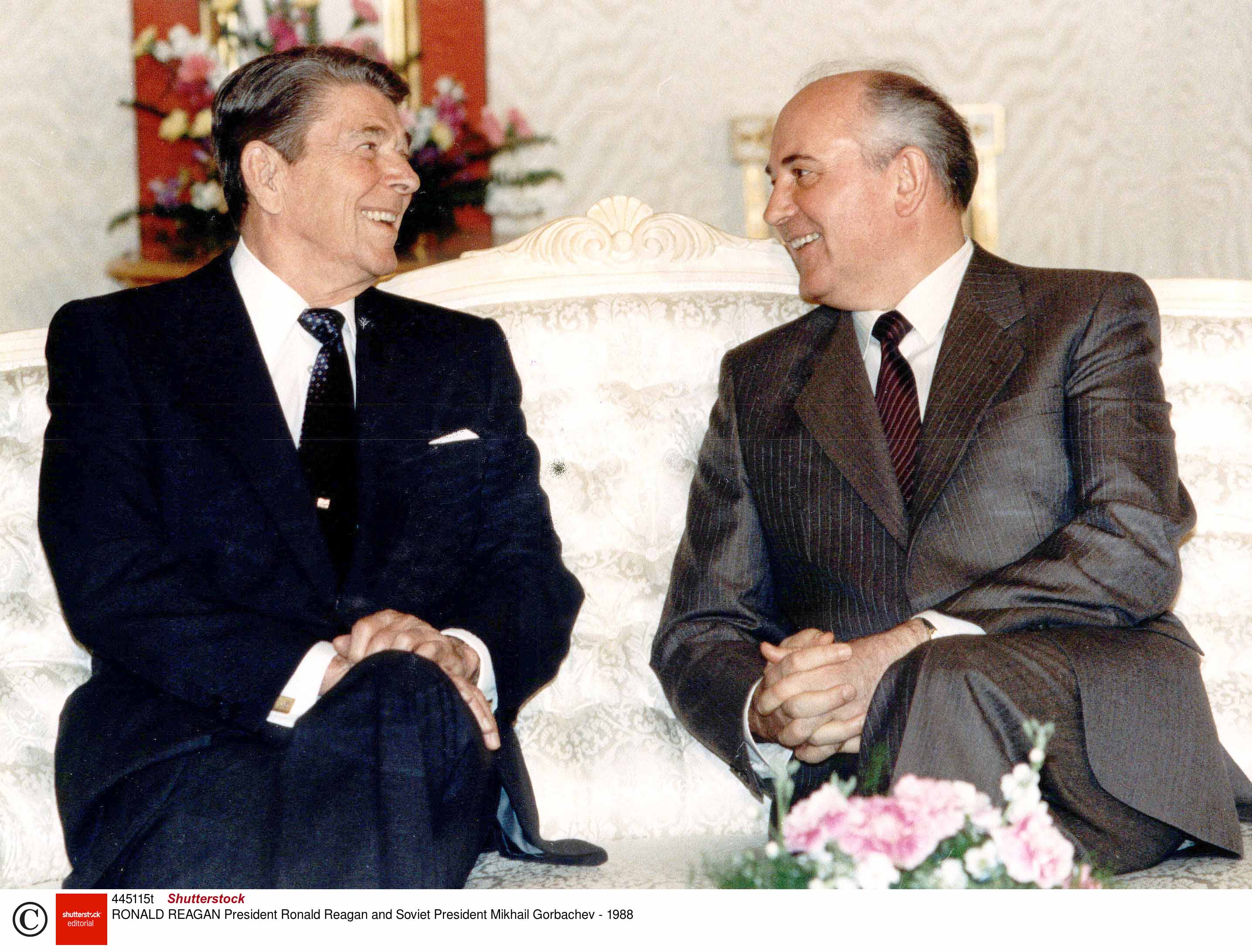 ロナルド・レーガン(左)とミハイル・ゴルバチョフ。写真は1988年の会談(写真:REX/アフロ)