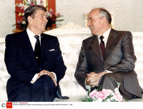 ロナルド・レーガン（左）とミハイル・ゴルバチョフ。写真は1988年の会談（写真：REX／アフロ）