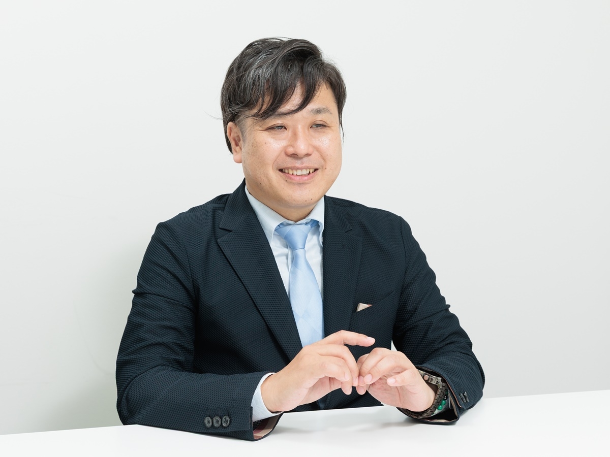 設計業務を中心にトヨタ流の改善や問題解決の考え方や方法を指導するコンサルタント。現場視点、かつ技術者の目線に立った具体的で分かりやすい指導に定評があり、コンサルティングの実績も豊富。トヨタ自動車では、クルマの開発設計の“心臓部”といわれるエンジンを担当。その設計から開発、品質管理、環境対応など幅広い業務に従事した。トヨタブランドでは「カローラ」から「クラウン」などを、レクサスブランドでは「IS」「RX」などヒット車種のエンジンシステムを設計し、海外でのエンジン走行テストなどにも同行経験がある。その後、A&Mコンサルトのコンサルタントに転身し、製造業を中心に設計改善やトヨタ流問題解決の考え方のコンサルティング業務を展開。「ものづくりのQCDの80%は設計で決まる!」の理念の下、自動車メーカーでの設計や開発、製造、品質保証などの経験を生かし、多くのものづくり企業にモジュラー設計導入や設計業務改革、品質・製造改善、生産管理システムの構築などを支援している。日経クロステックにて人気コラム「トヨタ流 勝ち残る設計」を執筆。著書に『設計マネジメントの教科書』『DRBFM』(共に日経BP)などがある。(写真:山本 尚侍)