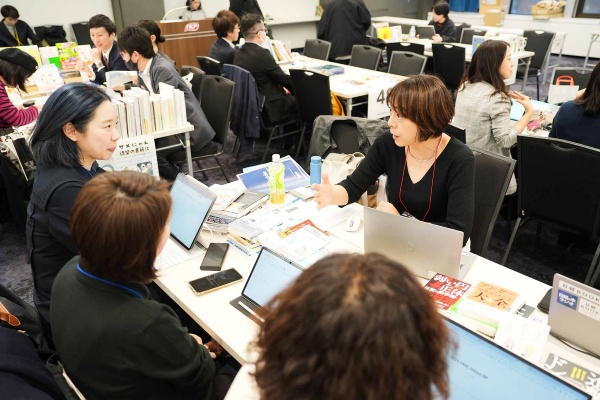会場には日本の各出版社のブースが設けられ、海外の出版社、翻訳エージェントと活発な商談が行われた