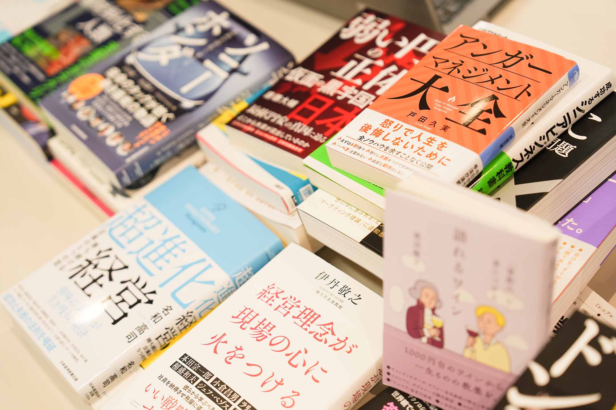各社のブースには様々なジャンルの本が見本として置かれていた（写真は日経BPの本）