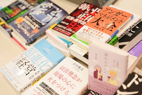 各社のブースには様々なジャンルの本が見本として置かれていた(写真は日経BPの本)