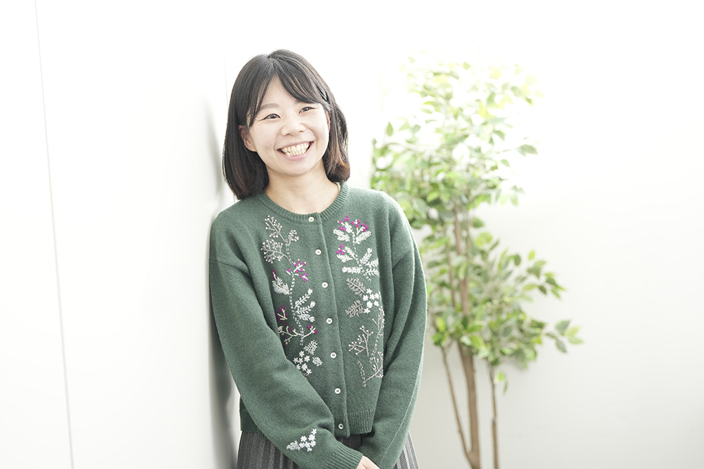K-POP好きが高じて韓国に移住し翻訳者となった中川さん。韓国と日本の社会が似ているからこそ、日本の読者も韓国の本に共感するのではないかという(写真:鈴木愛子) K-POP好きが高じて韓国に移住し翻訳者となった中川さん。韓国と日本の社会が似ているからこそ、日本の読者も韓国の本に共感するのではないかという(写真:鈴木愛子)