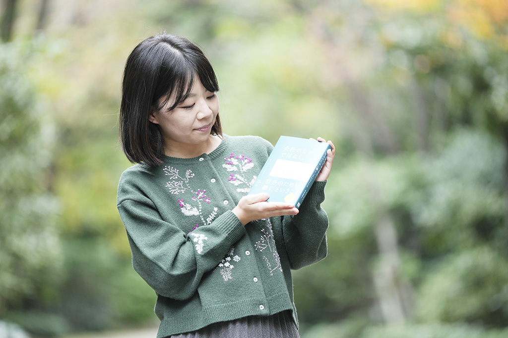 翻訳を担当した、韓国で書店を営むチェ・イナさんの『会社のためではなく、自分のために働く、ということ』を手にする中川さん（写真：鈴木愛子）