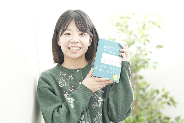 翻訳を担当した『会社のためではなく、自分のために働く、ということ』。著者の営むチェ・イナ本屋にも足を運んだ(写真:鈴木愛子) 翻訳を担当した『会社のためではなく、自分のために働く、ということ』。著者の営むチェ・イナ本屋にも足を運んだ(写真:鈴木愛子)
