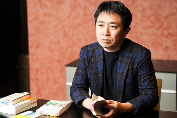 「経済を考えるときには『お金を稼ぐ以外の部分』にも目を向ける必要があります」と話す田内さん 「経済を考えるときには『お金を稼ぐ以外の部分』にも目を向ける必要があります」と話す田内さん