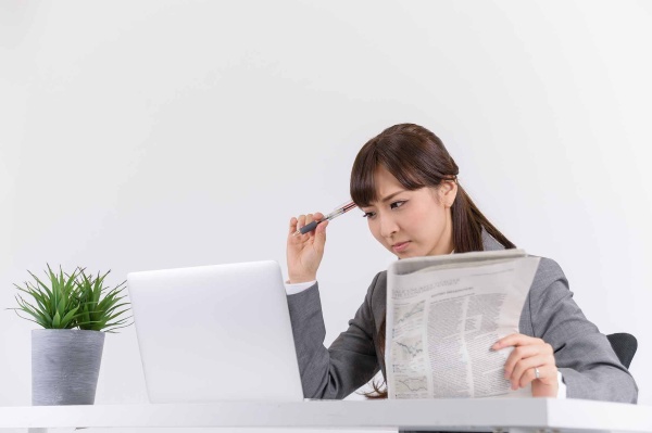「いつ投資を始めよう」と悩む人は目先の株価水準よりも投資期間のことを考えよう。(写真:sin_ok/stock.adobe.com)