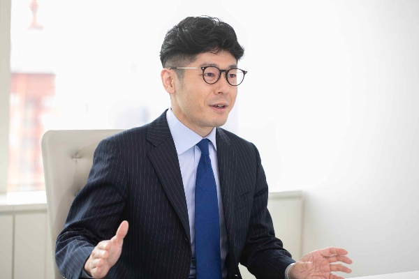「為替リスクはクロスボーダーM&Aに大きな影響を与えます」と話す福富さん 「為替リスクはクロスボーダーM&Aに大きな影響を与えます」と話す福富さん