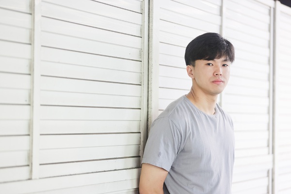「自宅の本棚にある本は、何度も読みたくなる本を自分で厳選しています」 「自宅の本棚にある本は、何度も読みたくなる本を自分で厳選しています」