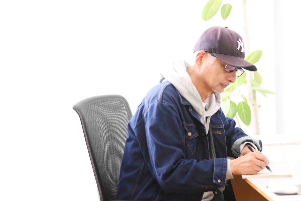 秋田さんも文章を書くのが好き。毎日発信するTwitterでは、秋田さんの言葉に10万人フォロワーが反応している