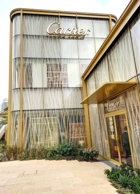 「カルティエ ブティック 麻布台ヒルズ店」の外装デザインは永山祐子建築設計が担当。ガラスに描いた曲線ラインで動きのある揺らぎを表現(写真:日経クロステック)