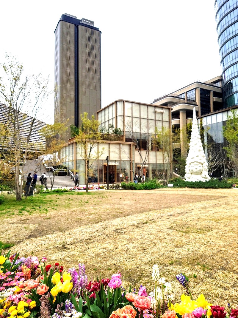 中央広場を挟んでジャヌ東京の向かい側に「エルメス麻布台ヒルズ店」がある（写真：日経クロステック）