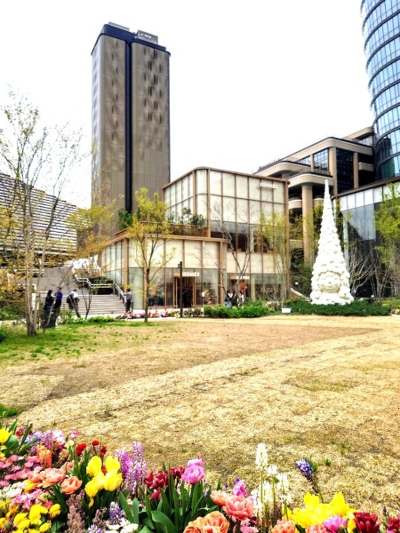 中央広場を挟んでジャヌ東京の向かい側に「エルメス麻布台ヒルズ店」がある(写真:日経クロステック)
