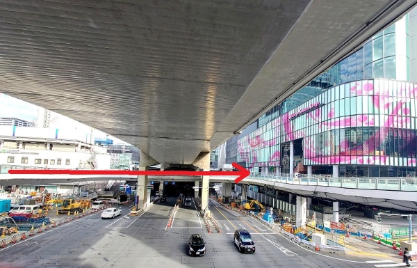 渋谷サクラステージは、JR渋谷駅(写真左手)から西口歩道橋デッキで国道246号(手前の道路)の上空を抜けた目の前に立つ。歩道橋デッキの上は首都高速道路だ(写真:日経クロステック)