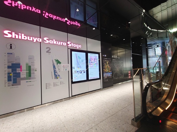 SHIBUYAタワーの2階エントランス付近。駅から歩道橋デッキを渡ると、2階の「桜丘広場」に着く(写真:日経クロステック)