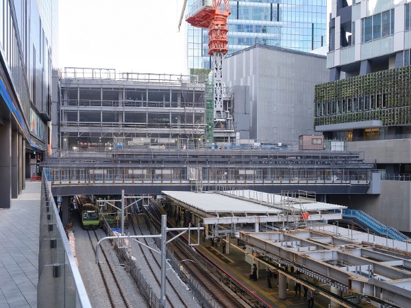 北自由通路は外装などが工事中だが、23年12月1日から通行できるようになった。向かい側の施設「渋谷ストリーム」(写真右手)と渋谷サクラステージ(左手)の間を山手線などの線路上空を通って行き来できる(写真:東急不動産)
