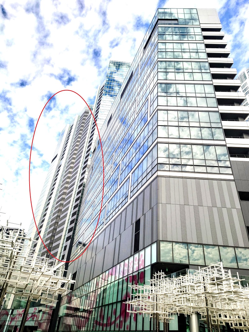 奥に見えるSHIBUYAタワーの西面（赤枠）は建物を分節しており、デザインも多様だ。一方、手前のセントラルビルは一般的な平面の外観で対照的（写真：日経クロステック）