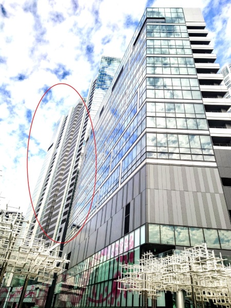 奥に見えるSHIBUYAタワーの西面(赤枠)は建物を分節しており、デザインも多様だ。一方、手前のセントラルビルは一般的な平面の外観で対照的(写真:日経クロステック)