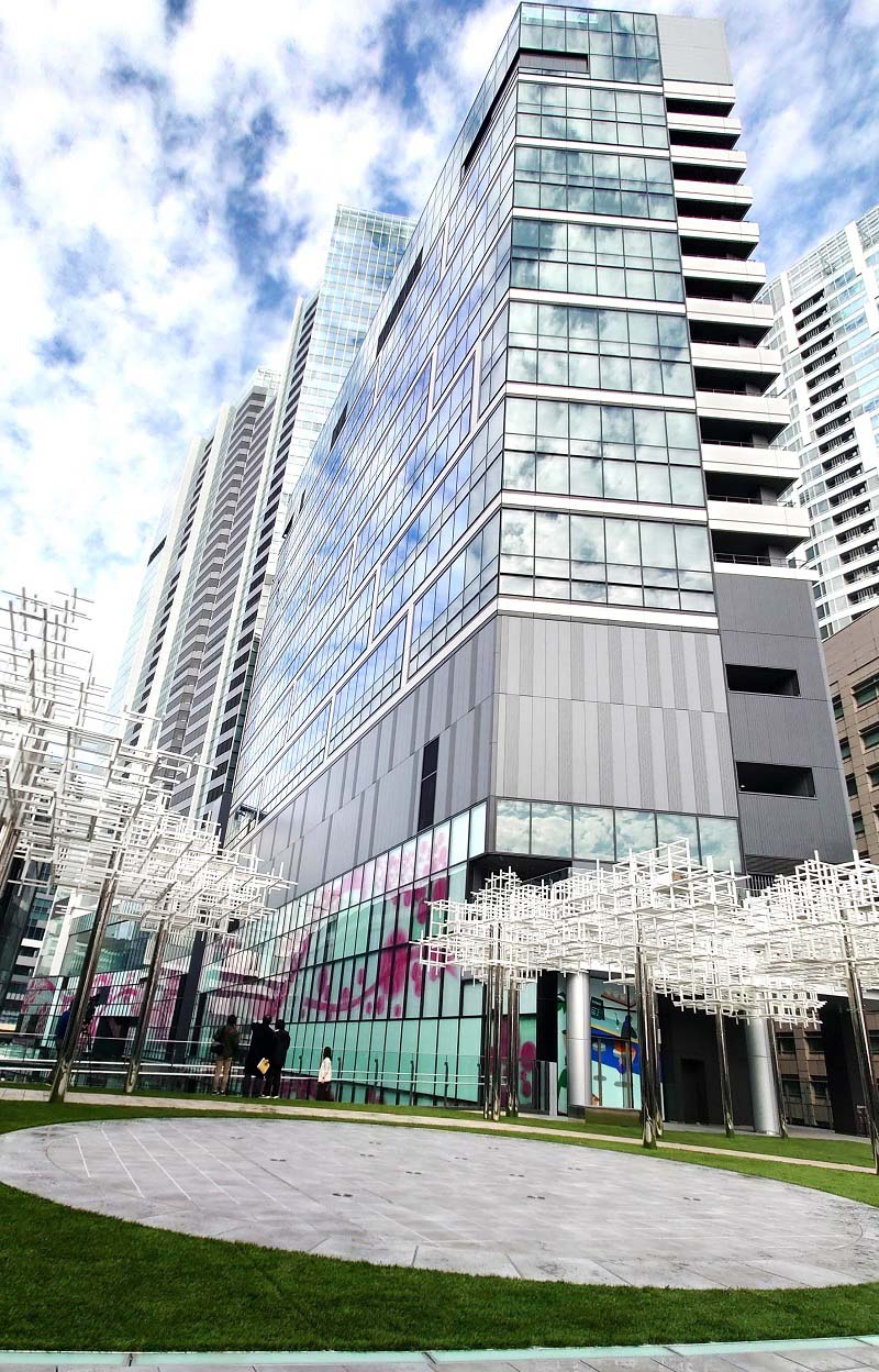 SHIBUYAタワーと低層部が一体になっているセントラルビル。高さは約90m。手前は先述のにぎわいSTAGE（写真：日経クロステック）