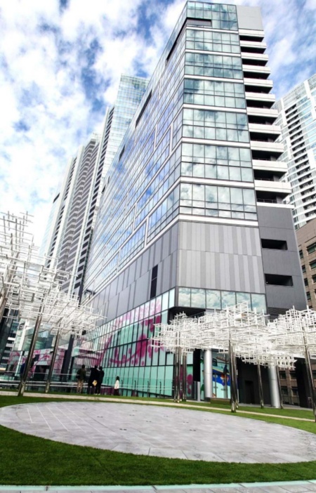 SHIBUYAタワーと低層部が一体になっているセントラルビル。高さは約90m。手前は先述のにぎわいSTAGE(写真:日経クロステック)