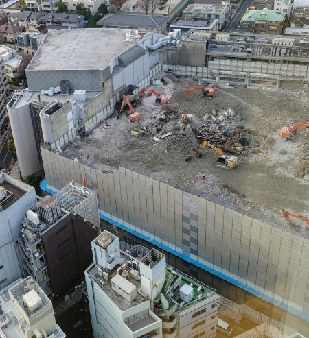 東急百貨店本店の解体は23年12月時点で大詰めを迎えた。ホテルインディゴ東京渋谷の客室から解体現場が見える(写真:日経クロステック)
