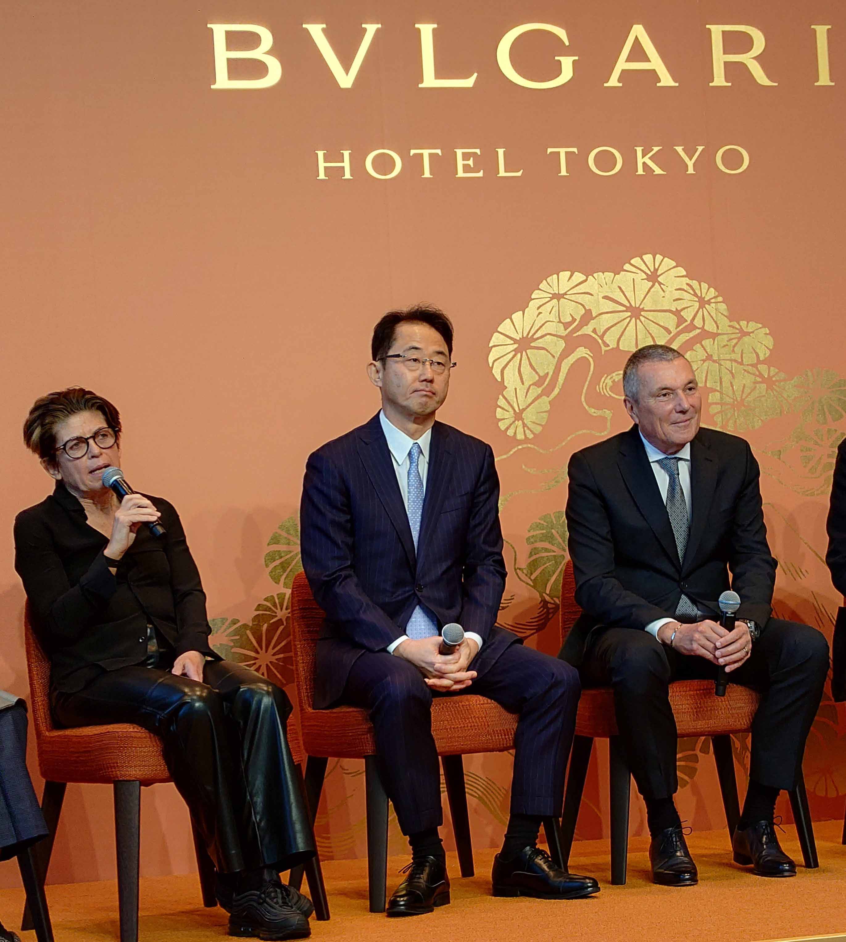 左が、インテリアデザインを担当した建築設計事務所ACPV ARCHITECTS Antonio Citterio Patricia Vielのパトリシア・ヴィール氏。中央は、三井不動産常務執行役員ホテル・リゾート本部長の川村豊氏（写真：日経クロステック）