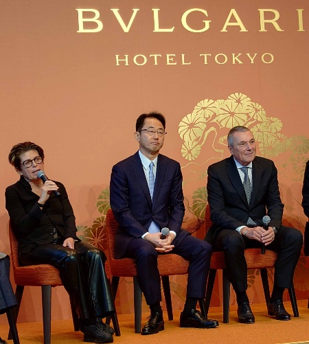 左が、インテリアデザインを担当した建築設計事務所ACPV ARCHITECTS Antonio Citterio Patricia Vielのパトリシア・ヴィール氏。中央は、三井不動産常務執行役員ホテル・リゾート本部長の川村豊氏(写真:日経クロステック)